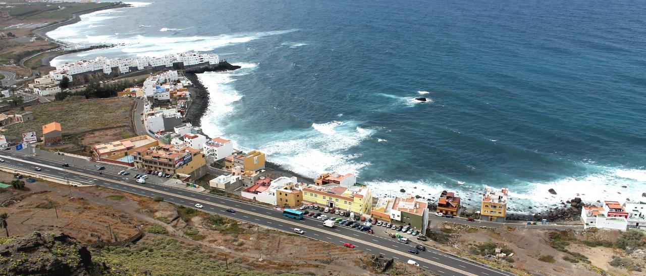 Vista general de la costa de Moya y Guía, con la actual carretera del norte.