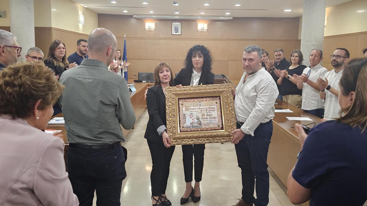 La alcaldesa, Lara Romero, entrega el pergamino a los familiares de Josep Cisar