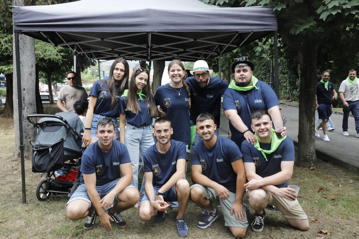 Trubia. El parque de Cataluña. Reportaje en la Jira de las fiestas de la localidad, con los romeros comiendo el bollo