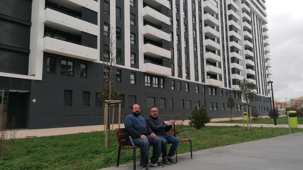 Los bloques de pisos de Turianova donde las plantas bajas también son viviendas y no hay de momento tiendas aunque si amplias pero aún incipientes zonas verdes