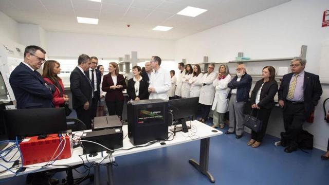 Autoridades y miembros de la institución visitantes los laboratorios ubicados en el Pleiades-Viatlis.                   | L.O.