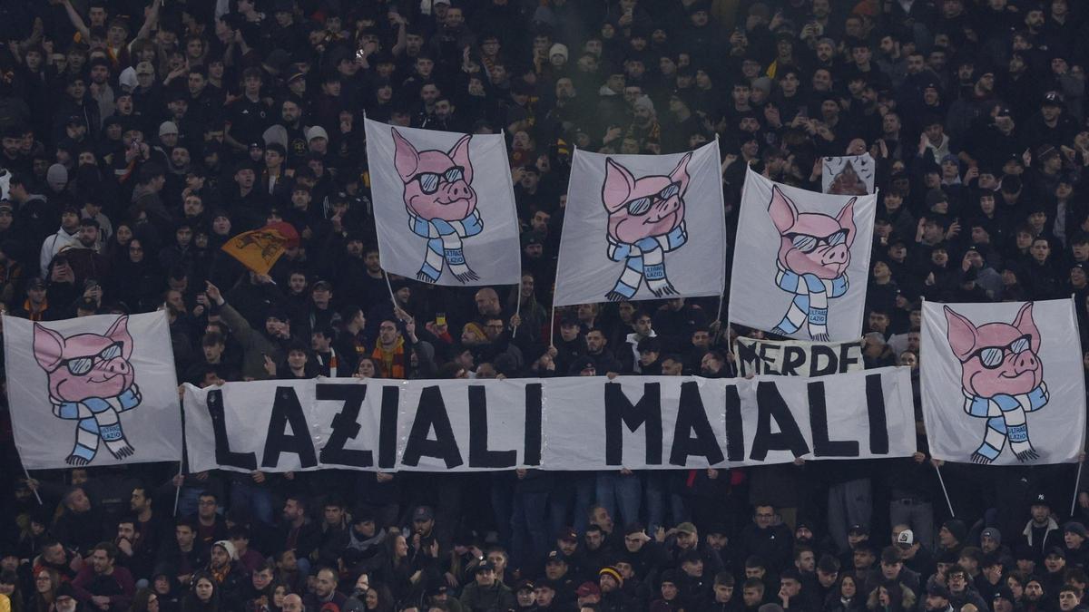 Pancartas insultantes de la afición del Lazio a los de la Roma en el estadio Olímpico en el derbi copero.