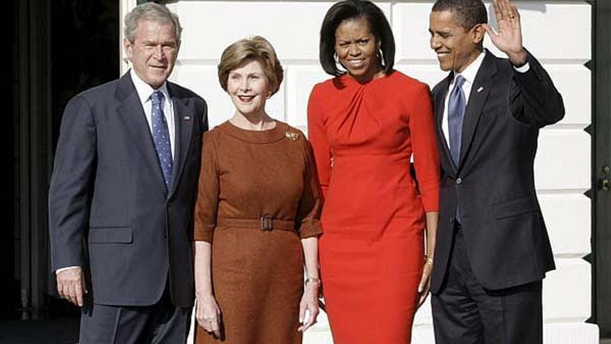 Barack Obama y su esposa Michelle posan junto al actual presidente George W. Bush y su esposa Laura en la Casa Blanca.