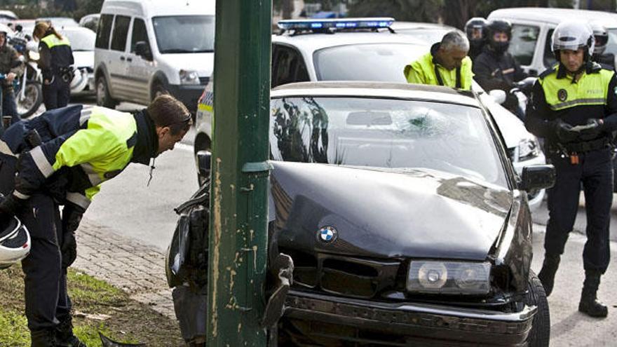 Imagen de archivo de policías locales atendiendo un accidente.