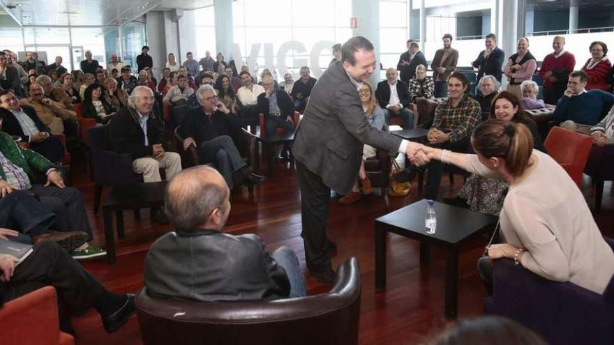 Caballero felicita a Carmela Silva por el éxito del programa de medianeras. // A. Irago