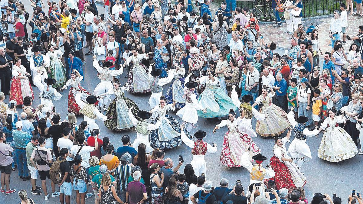 Imagen del desfile folclórico que inauguró la Fira el año pasado.