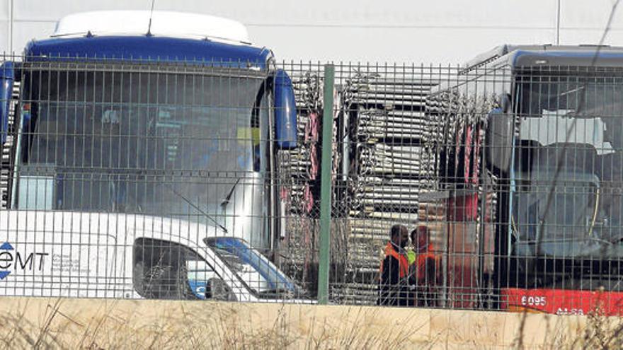 Autobuses de Alsa  con el taller móvil de la EMT y varios mecanicos de Asitsa.