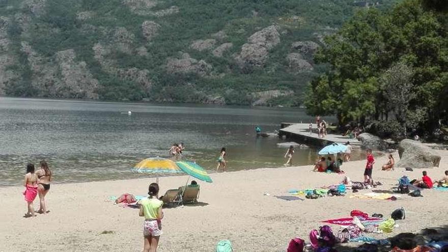 Primer día de verano en las playas del Lago a 28 grados