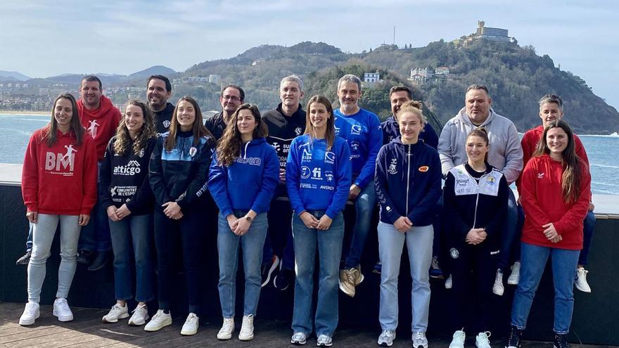 Entrenadores y capitanas de los participantes en la Copa de la Reina, ayer en San Sebastián. |  // RFEBM