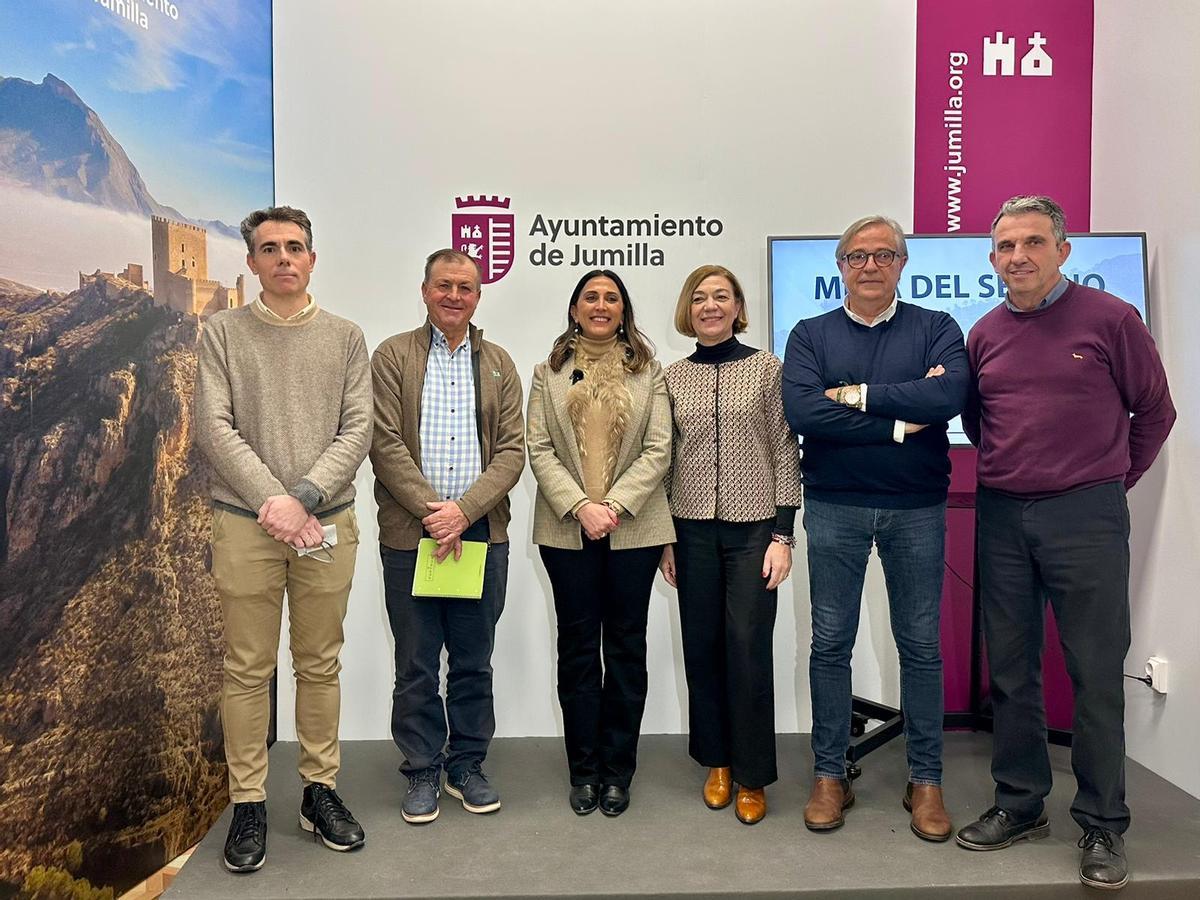 Los representantes del sector agroalimentario y la alcalde de Jumilla, junto a la consjera de Agricultura, Sara Rubira.