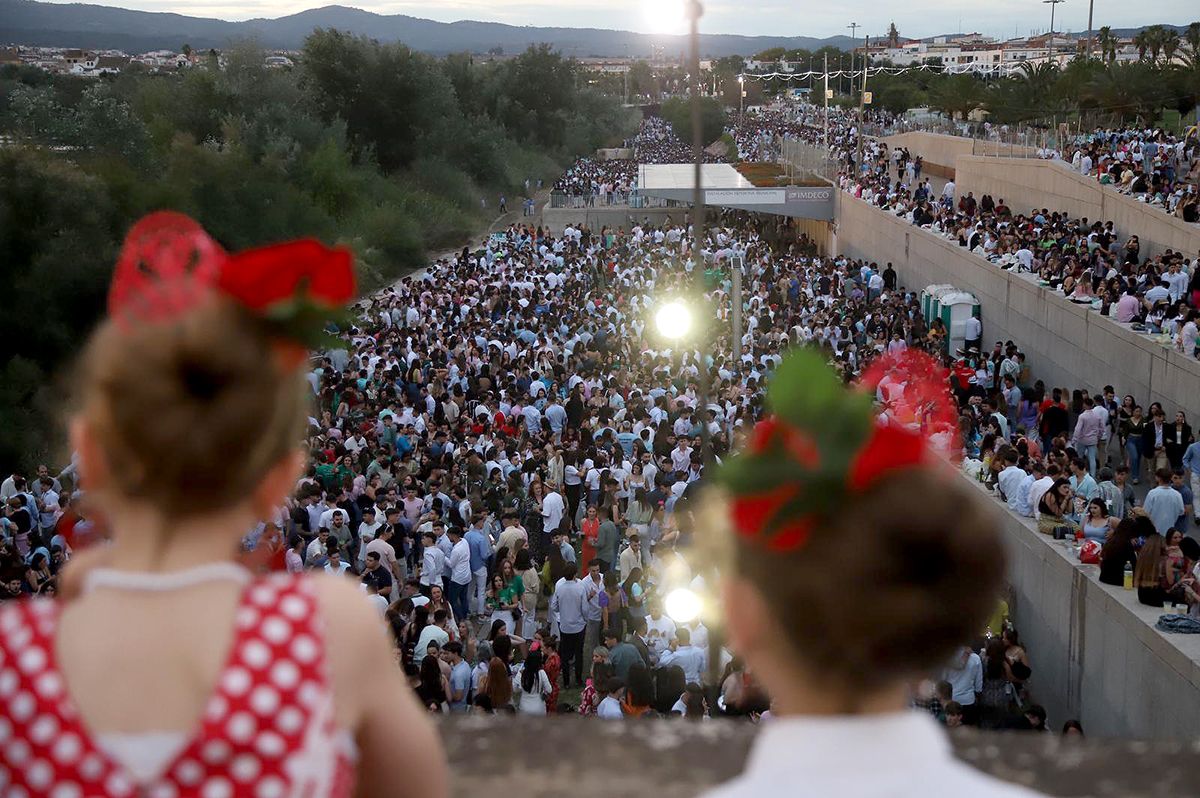Centenares de jóvenes hacen el tradicional botellón del miércoles de Feria