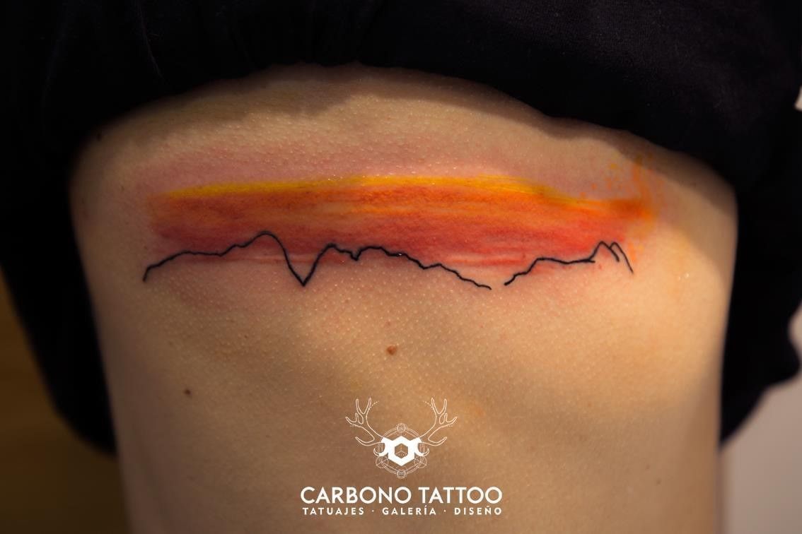 Sky line de Cíes con colores del atardecer. // Miguel Castro (Carbono Tattoo)