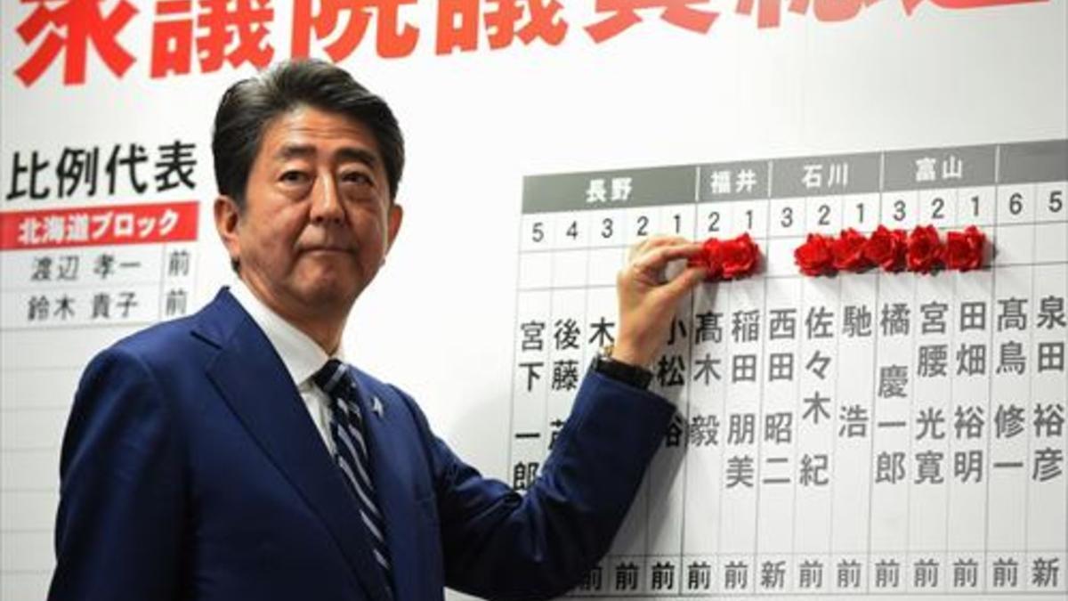 Shinzo Abe sigue los resultados de las legislativas, ayer, en la sede electoral de su partido en Tokio.