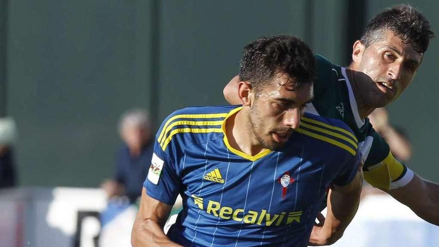 Borja Iglesias trata de controlar el balón, en el último partido ante el Coruxo. // Ricardo Grobas