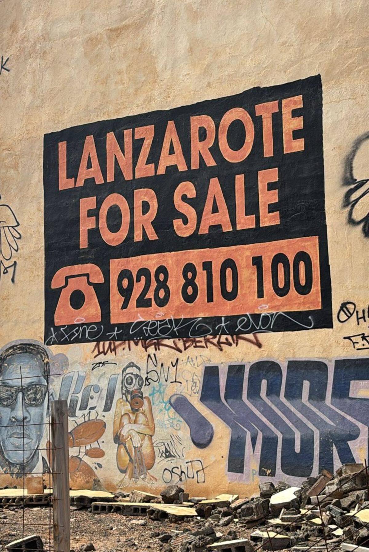 Mallorca no tiene la exclusiva ni de los desastres. En Lanzarote también lanzan mensajes de socorro ante el robo de la isla por extranjeros pudientes. El teléfono es la línea principal del cabildo lanzaroteño, equivalente al Consell.