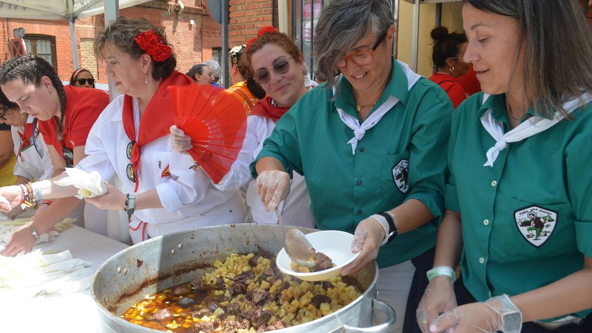 Comida popular para la degustación de carne de toro, con la colaboración de las peñas.