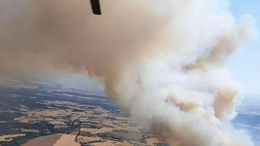 Un amplio y rápido despliegue frena el avance del fuego en la localidad oscense de Loporzano