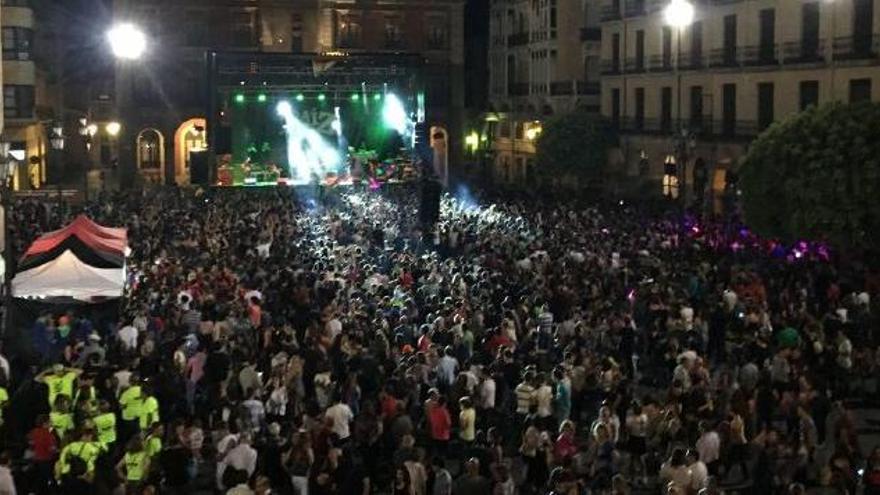 Aspecto de la Plaza durante el concierto de La Raíz.