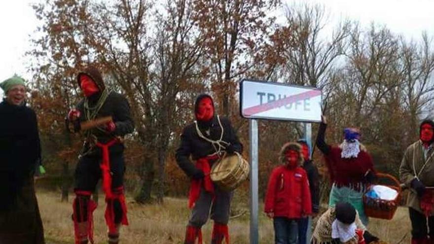 Los personajes de la mascarada, a la entrada del pueblo.