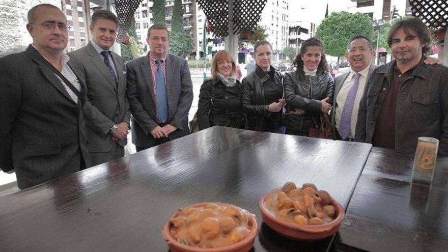 El jurado visita los puestos que participan en el V Concurso de Caracoles Guisados