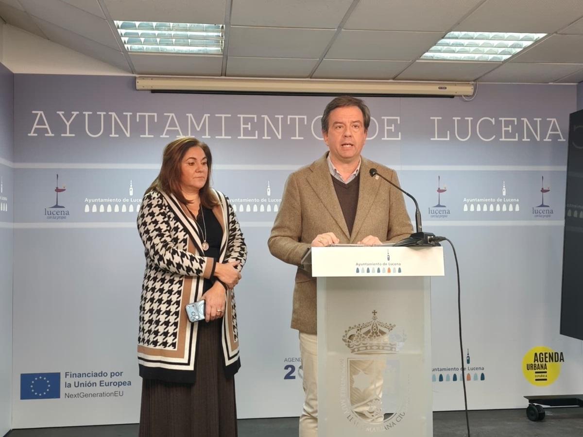 El alcalde de Lucena, Aurelio Fernández, y la concejal María de la O Redondo, en la rueda de prensa.