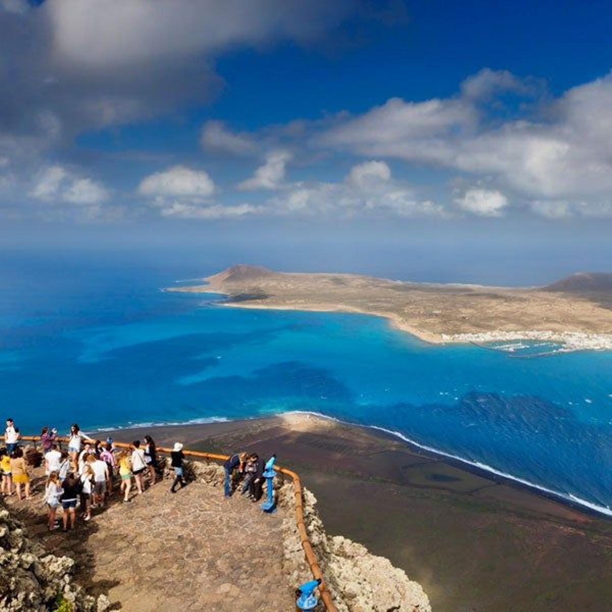 Isla de La Graciosa vista desde el Mirador del Rio, creado en 1974 por César Manrique.