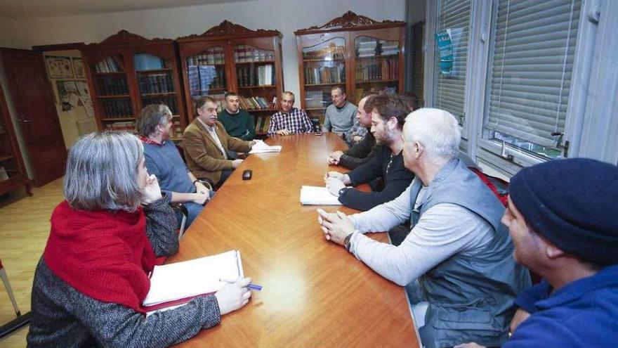 Imagen de la reunión de la mesa de la ría de O Burgo celebrada ayer.