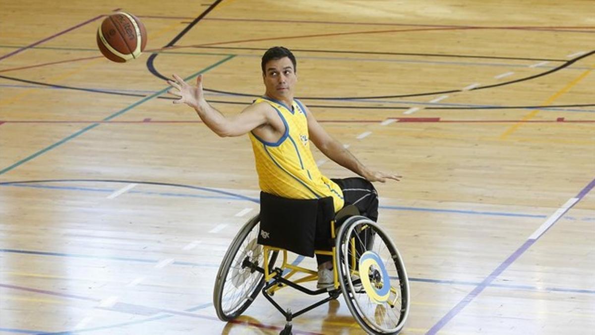 El secretario general del PSOE, Pedro Sánchez, participa, este miércoles, en un partido de baloncesto para discapacitados.