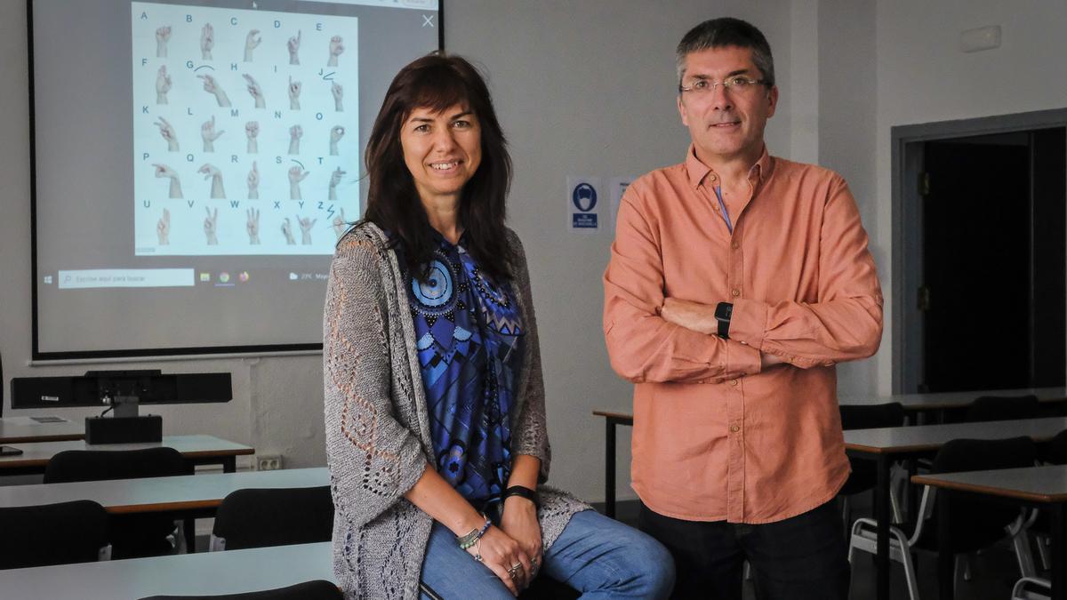 Laura Cruz y Richard Clouet en un aula de la Facultad de Traducción e Interpretación de la ULPGC, en el Campus de Humanidades.