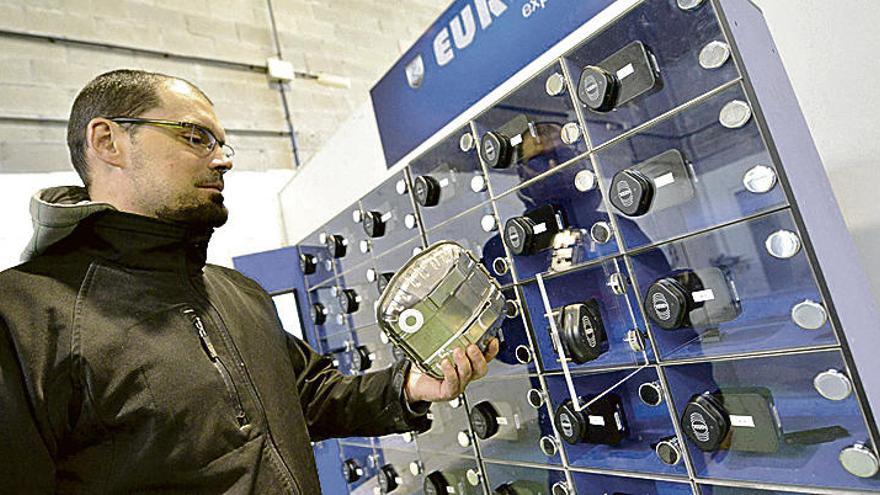 Roger Cabelle, de la empresa Eureka Vending, con una máquina expendedora para la mina de Boinás.