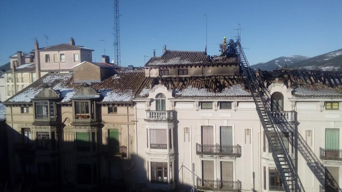 Los bomberos refrescan la techumbre del edificio incendiado del Pilgrim de Jaca