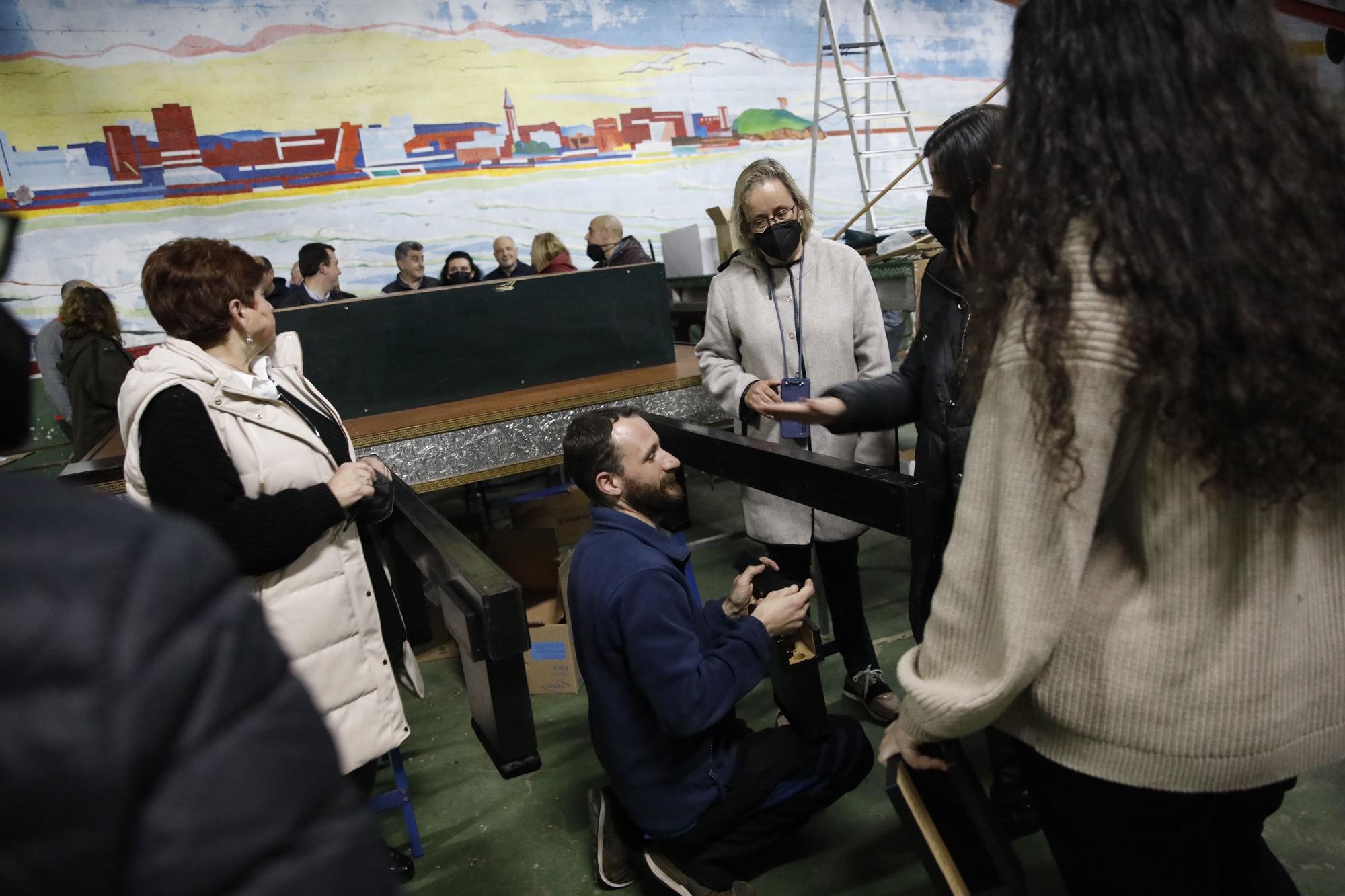 En imágenes: así se preparan en la cofradía de la Santa Vera Cruz de Gijón para las procesiones