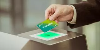 La T-mobilitat incorpora un abono rebajado para parados que les evitará hacer cola