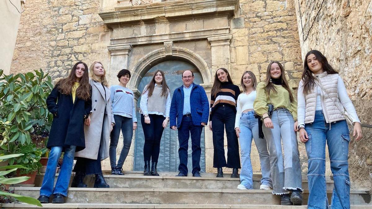 El alcalde, Jaime Martínez, y la teniente de alcalde Noelia Herrero junto a la reina y la corte de honor de las fiestas.