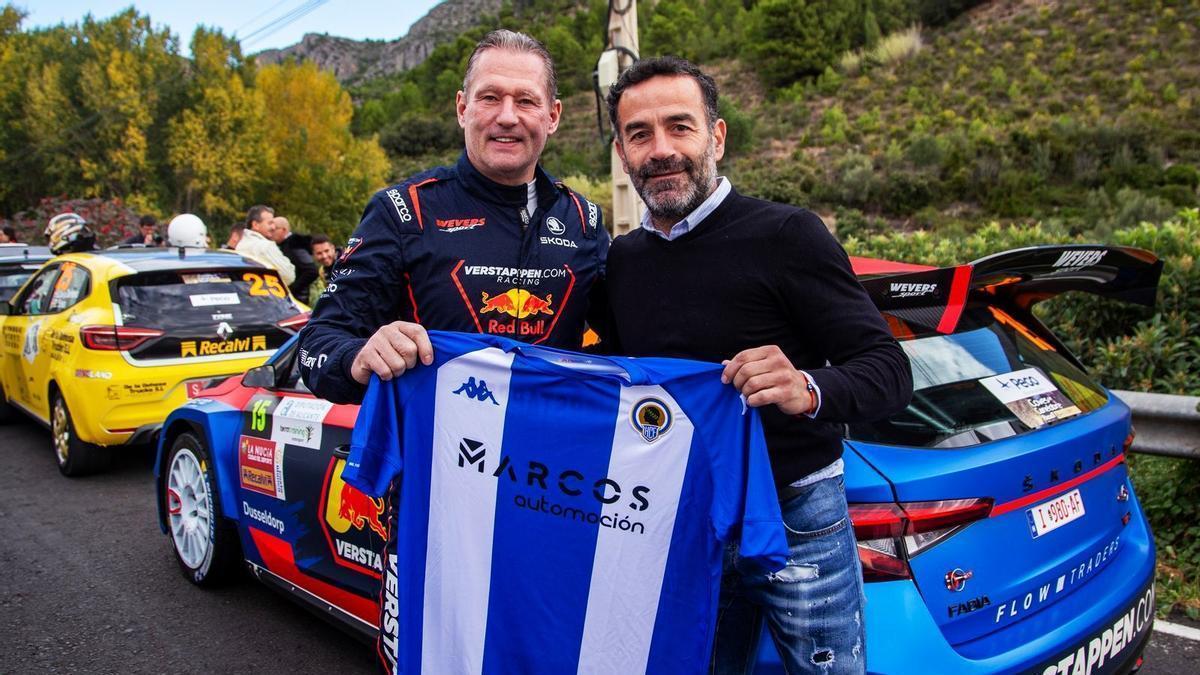 Jos Verstappen, padre del tricampeón del mundo de Fórmula 1, posa con la camiseta del Hércules junto a Paco Peña.