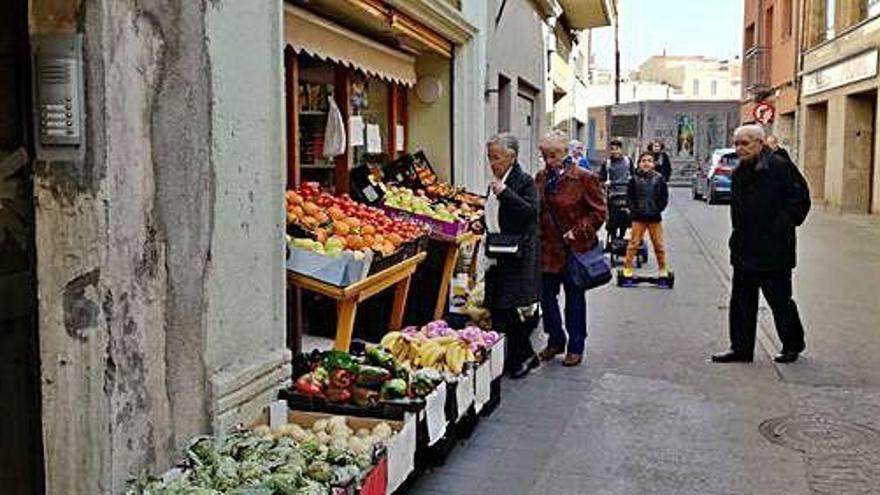 Una fruiteria oberta al Centre Històric de Manresa, ahir al matí