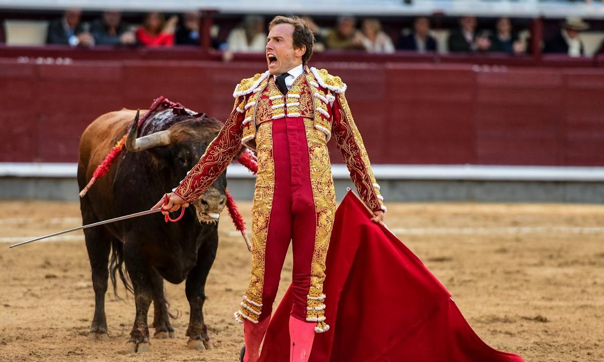 El torero valenciano Román Collado durante su actuación en la feria de San Isidro de Las Ventas.
