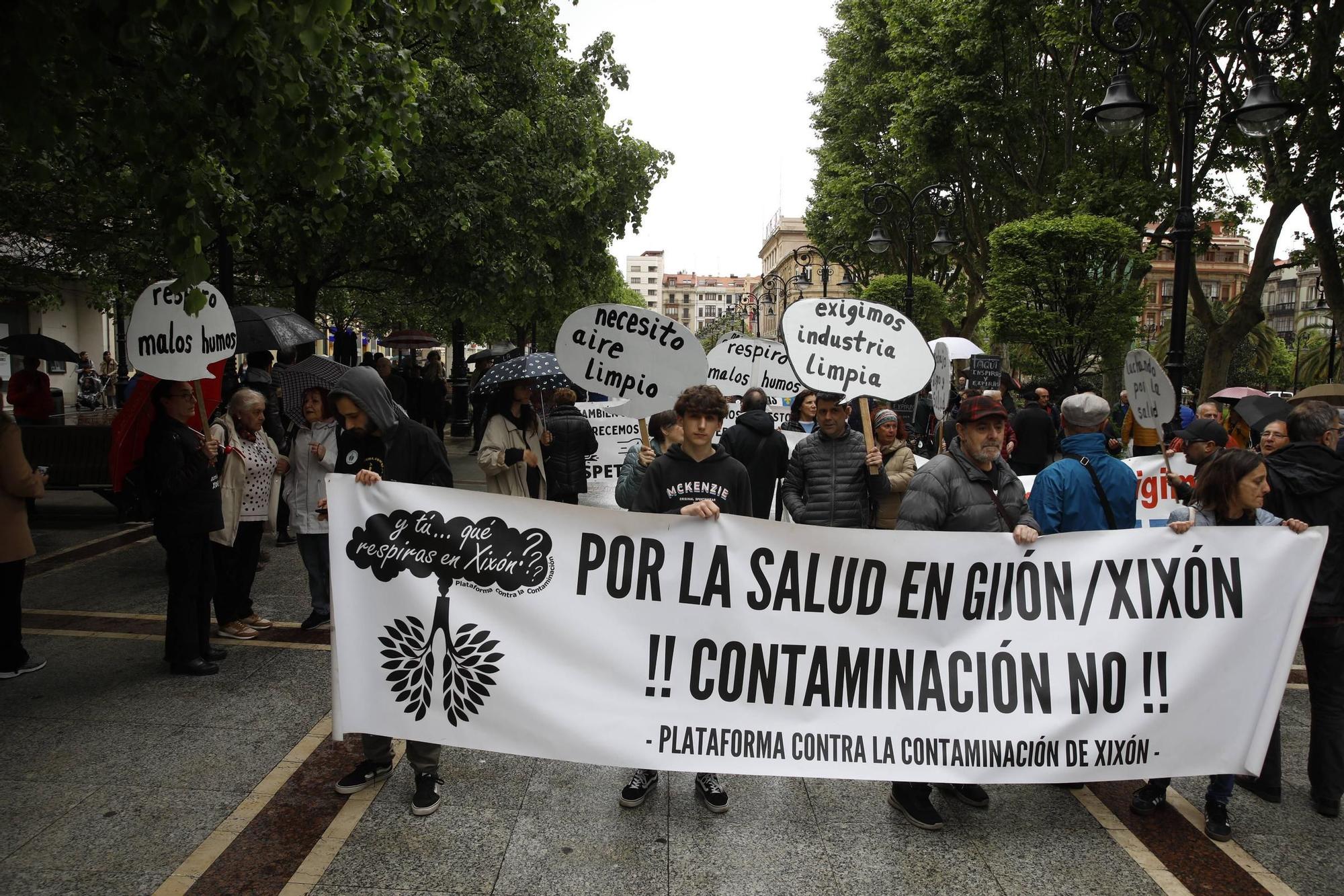 Así fue la gran manifestación contra la contaminación por las calles de Gijón (en imágenes)