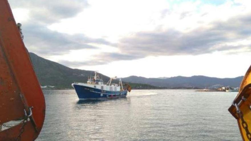 L&#039;embarcació «Sort de Taranet», entrant al Port.