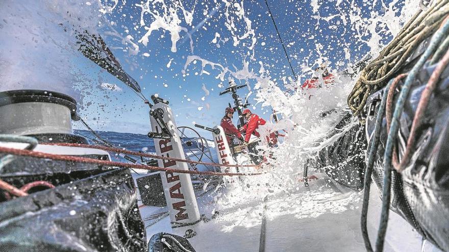 El barco español que participa en la Volvo Ocean Race en plena prueba de entrenamiento, preparando su participación en la regata oceánica.