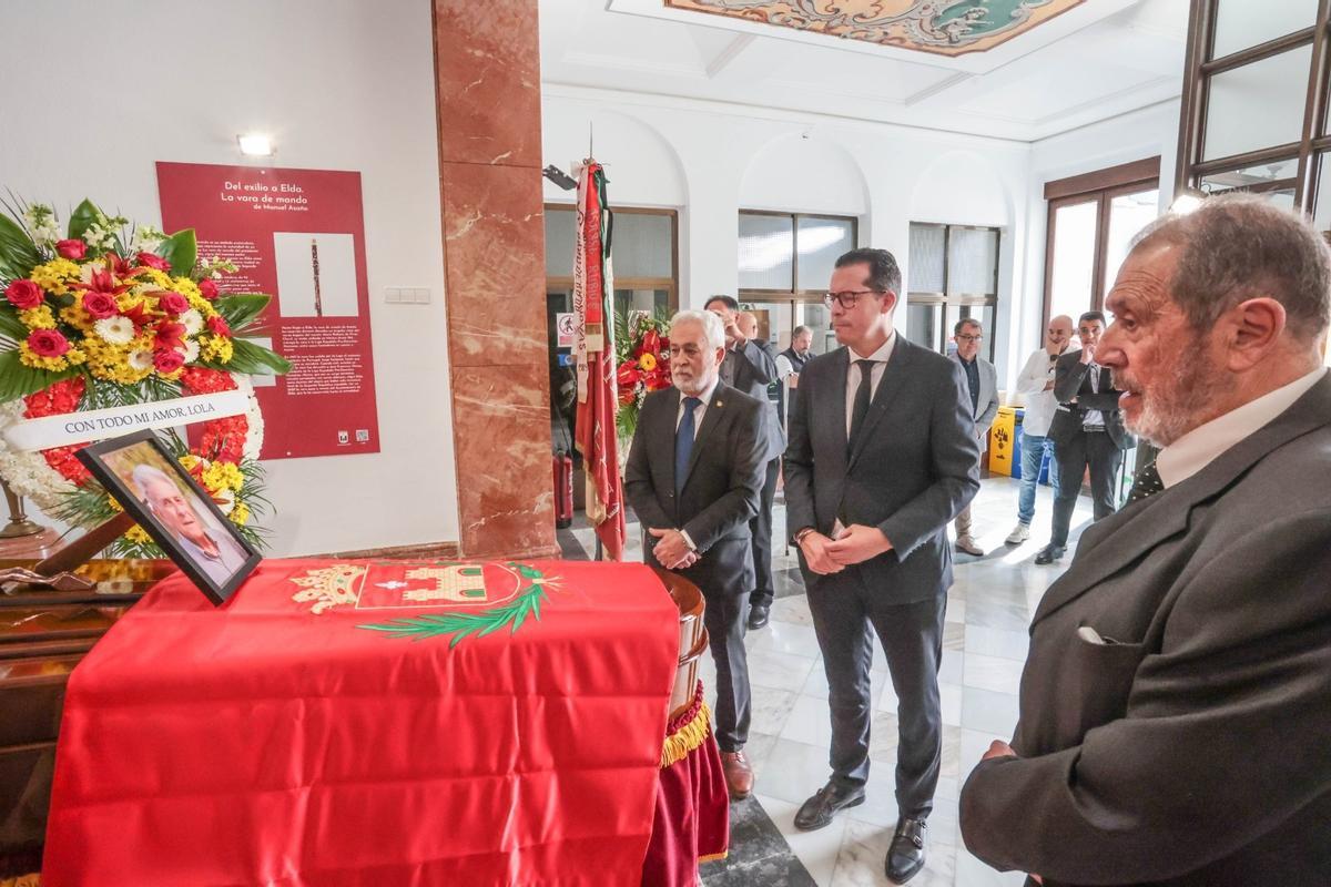 El féretro de Camilo Valor, con el alcalde Rubén Alfaro en el centro, escoltado por los exprimeros ediles Juan Pascual Azorín -izq- y Francisco Sogorb -dcha-