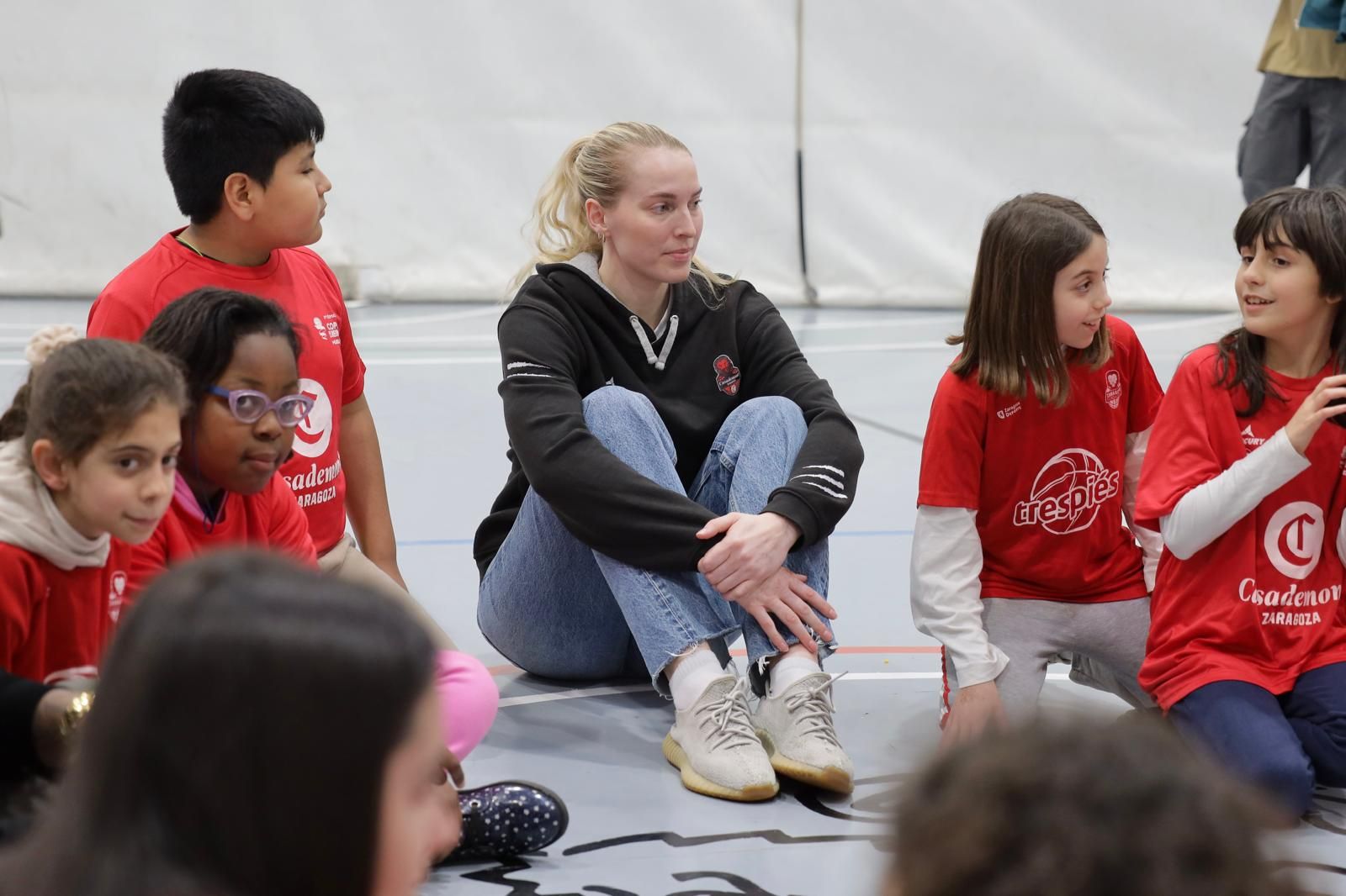 En imágenes | Visita del Casademont Zaragoza al Colegio Tenerías