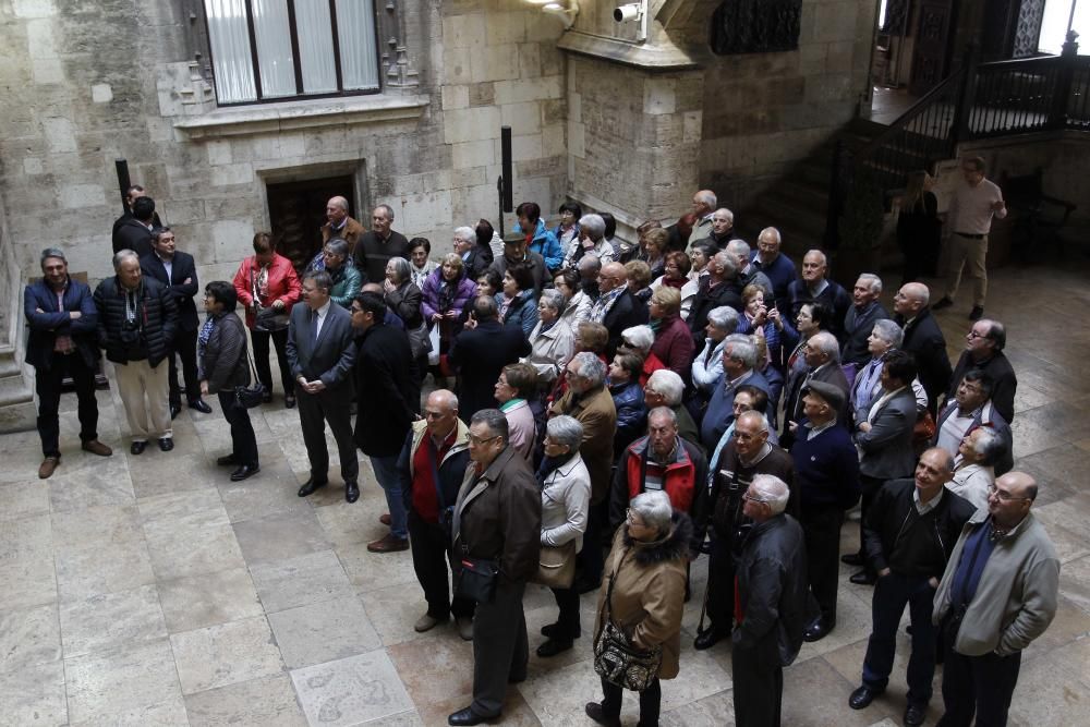 Vecinos de Morella, de visita en el Palau de la Generalitat