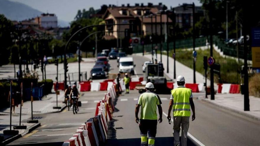 Operarios y máquinas, ayer, trabajando en La Corredoria en el soterramiento de la red eléctrica.