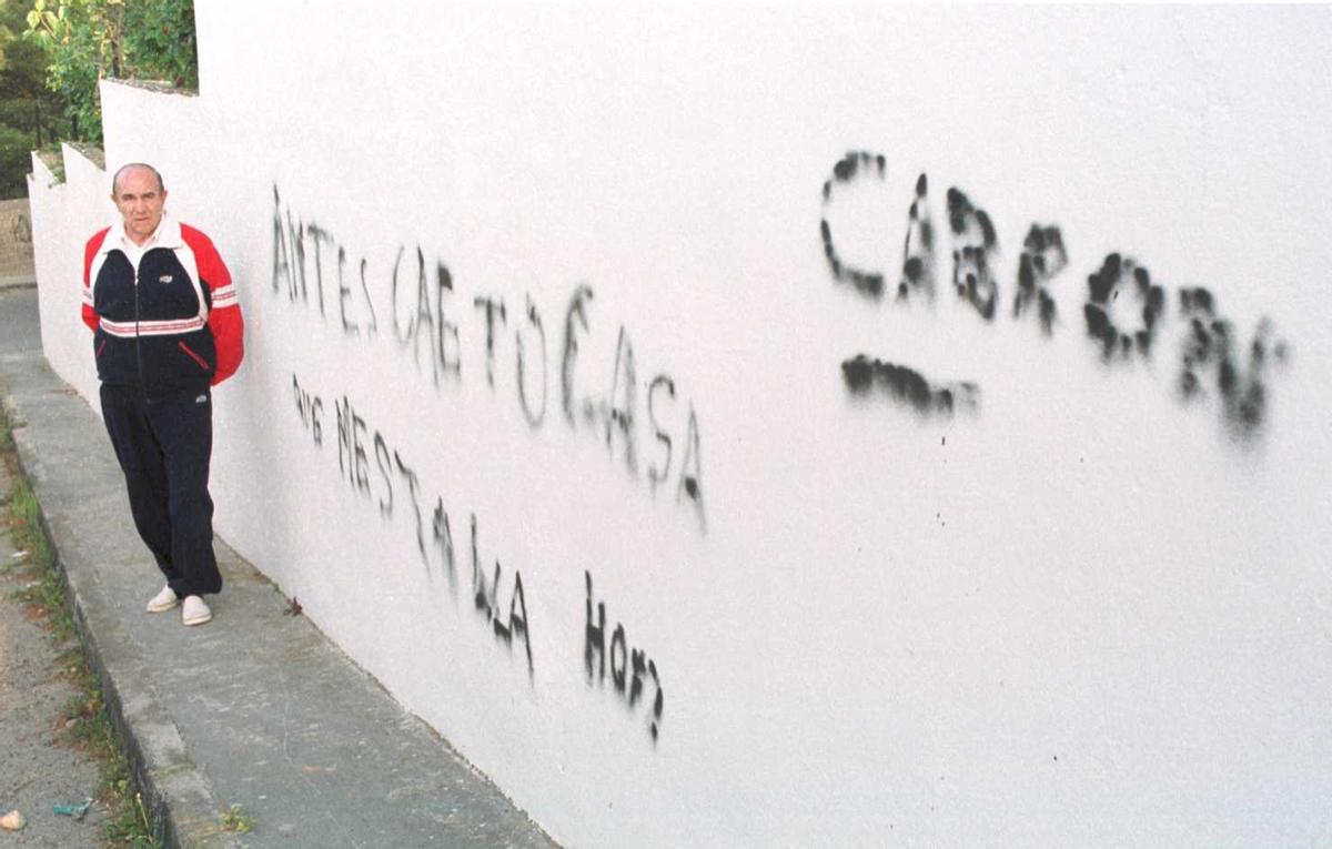 El exconsejero posa con pintadas contra su denuncia del mal estado de Mestalla, en 1998.