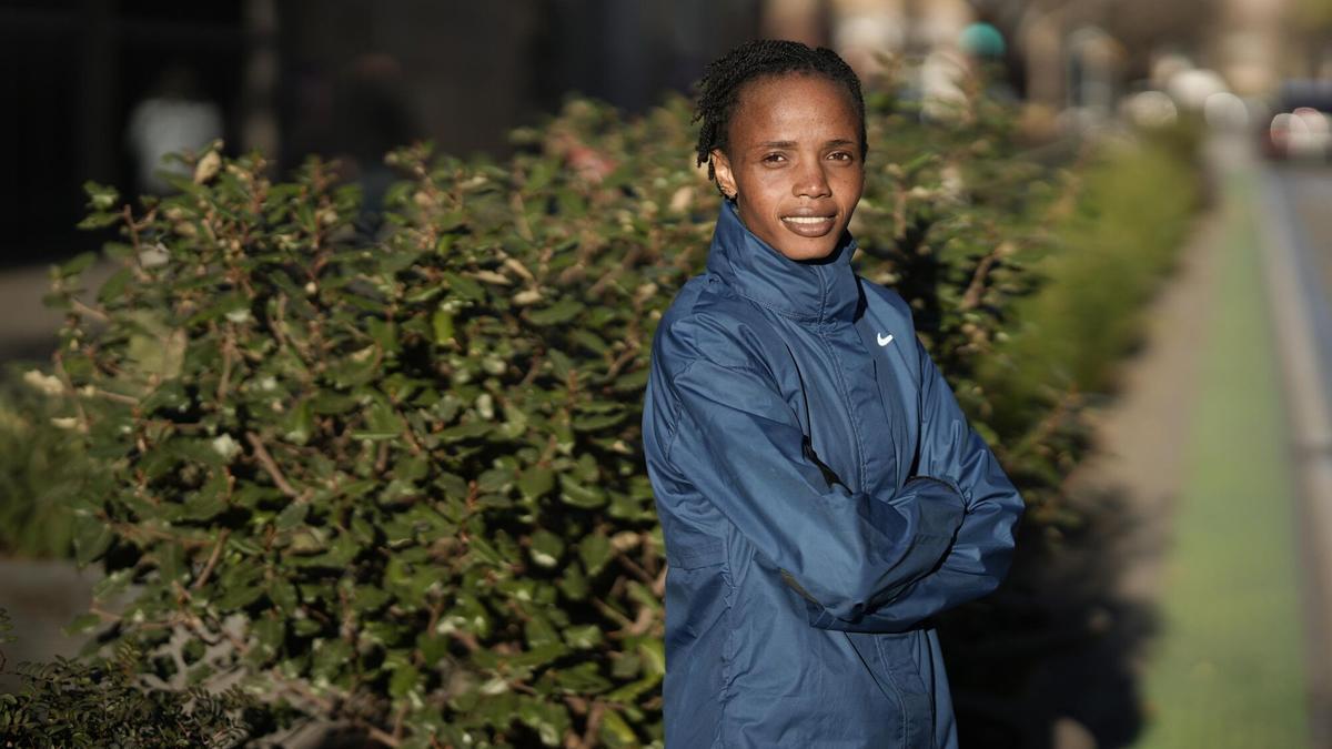 La atleta Beatrice Chebet posando para EL PERIÓDICO en la previa de la Cursa dels Nassos de Barcelona