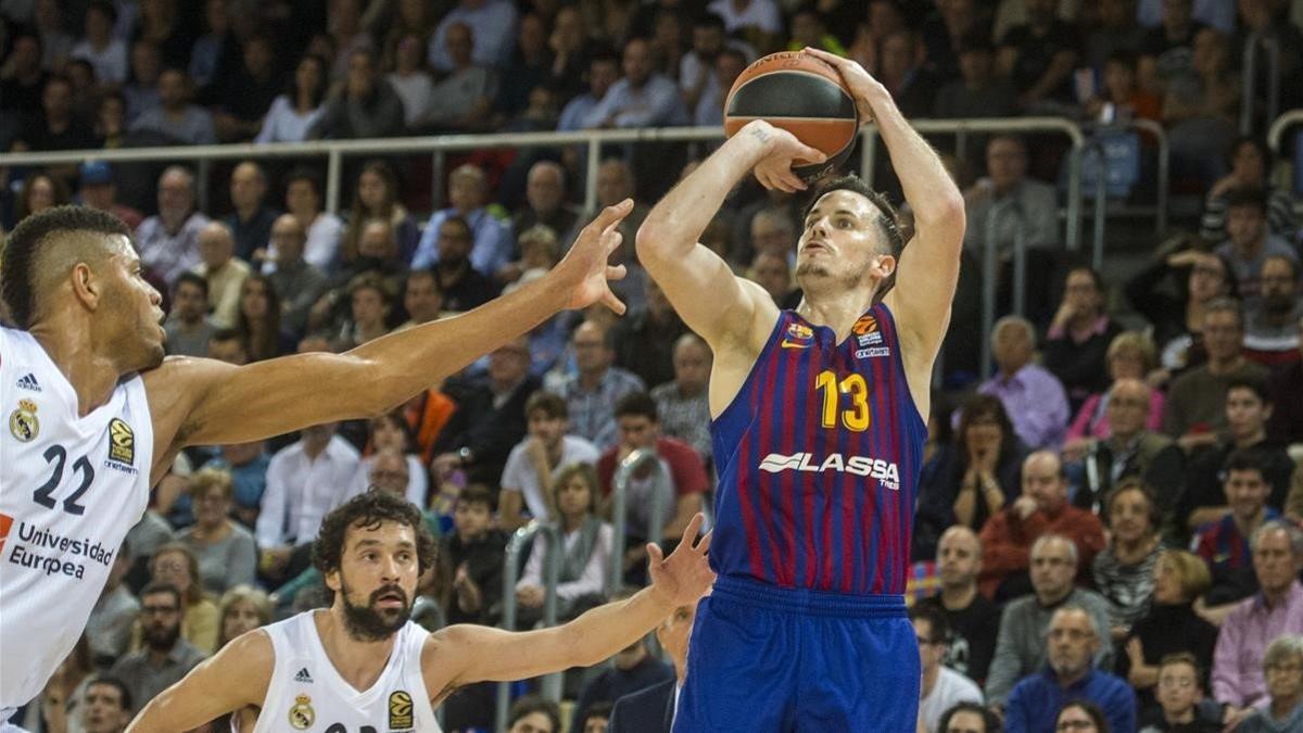 Heurtel tira a canasta ante la oposicion de Llull y Tavares durante el clasico de la Euroliga entre el Barça y el Real Madrid en el Palau.