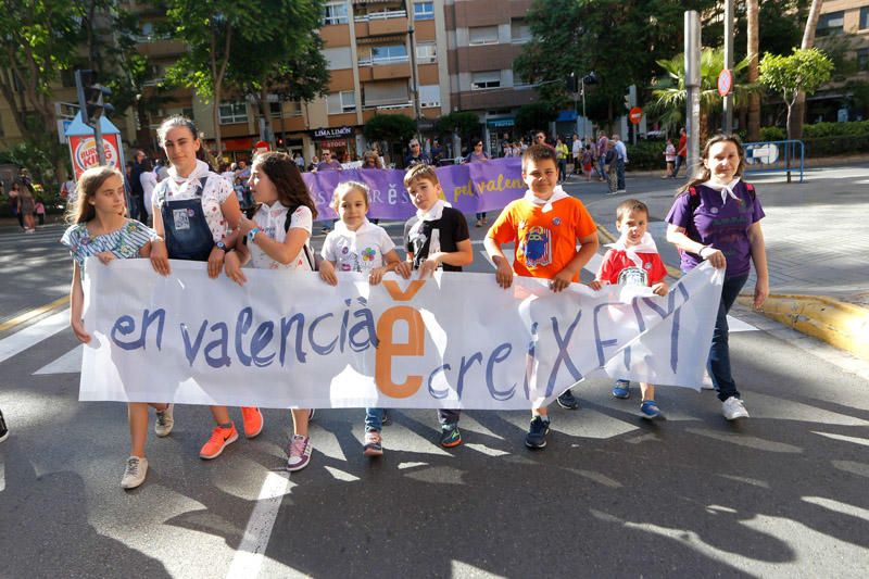 La 'festa del valencià' toma las calles de Torrent