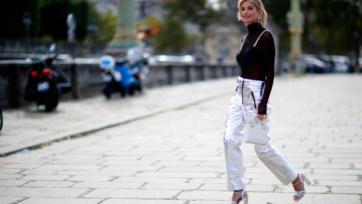 El look de Xenia Adonts con pantalones metalizados, visto en el 'street style' de París