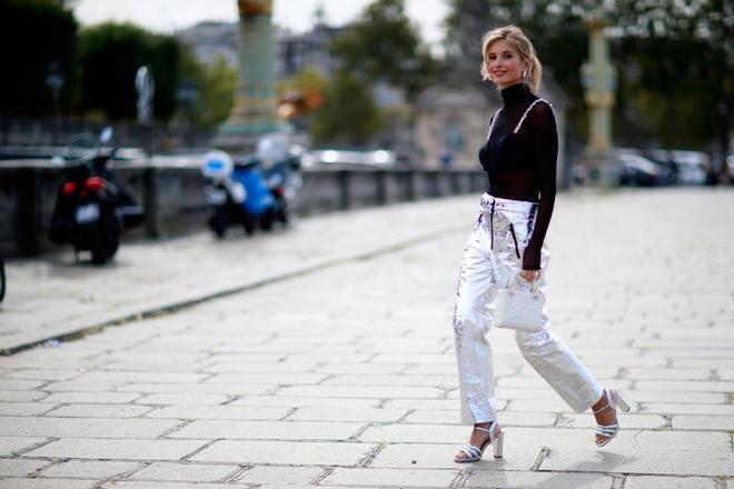 El look de Xenia Adonts con pantalones metalizados, visto en el 'street style' de París